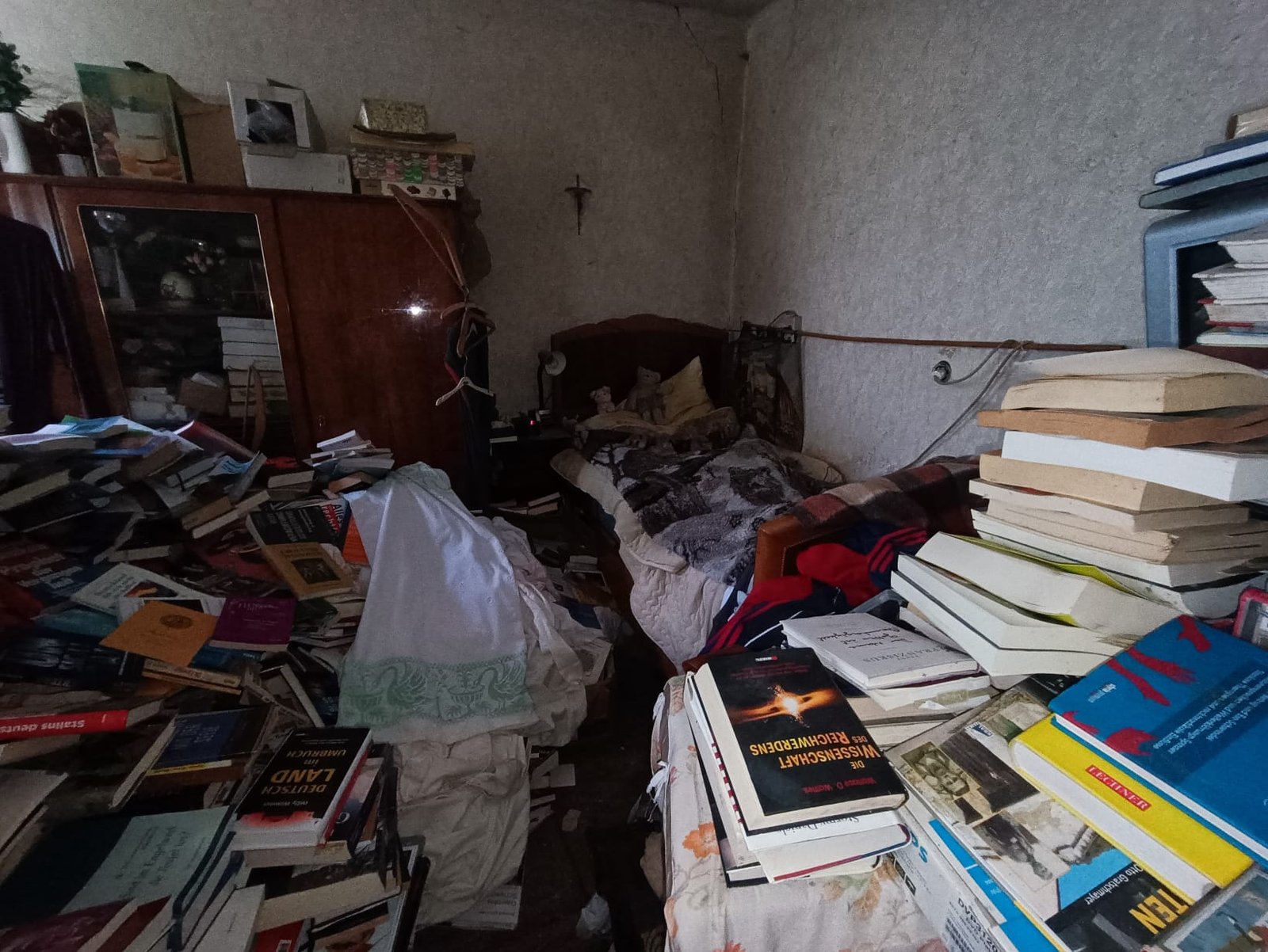 Wien: Vorher-Foto – mehrere Schichten an Gegenständen, kein Überblick