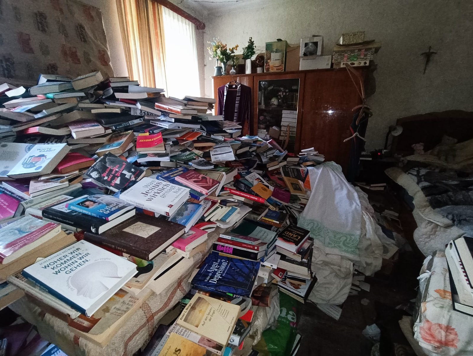 Wien: Vorher-Foto – stark überfüllter Raum mit engen Laufwegen