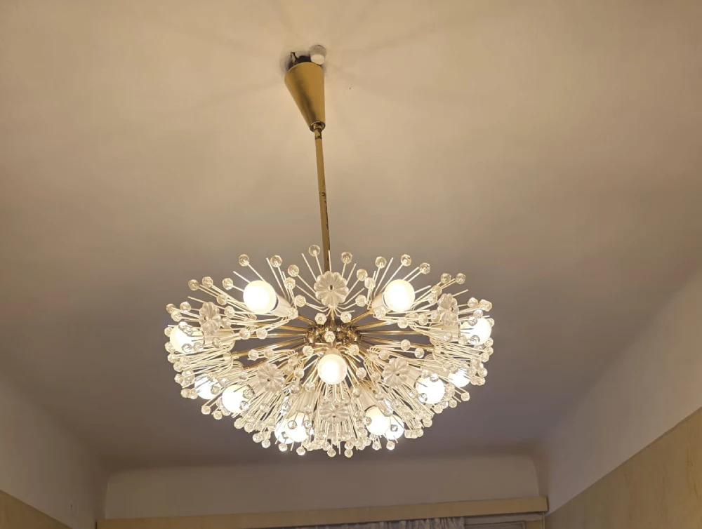 Sputnik-Luster in einem typischen Wiener Altbauzimmer