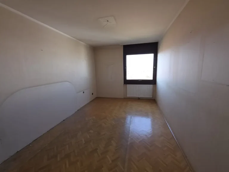 Messie Entrümpelung 1030 Wien Landstraße – geräumter Raum Messie Entrümpelung 1030 Wien Landstraße nachher: leerer Raum mit Fischgrätparkett, hellen Wänden und Fenster