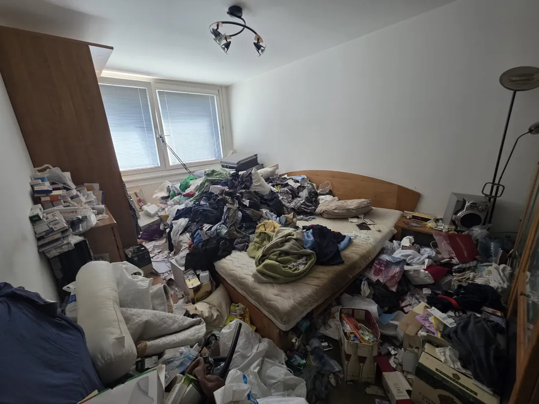 Messie Entrümpelung Hochwolkersdorf – Schlafzimmer vor der Räumung