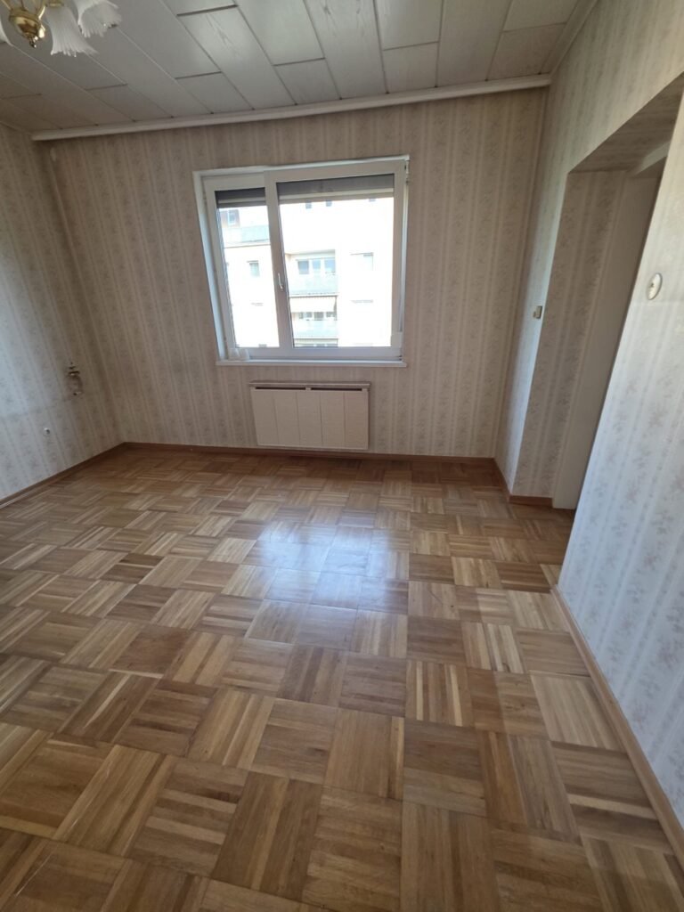 Messie Räumung Krems an der Donau nachher – leeres, aufgeräumtes Zimmer mit Parkettboden