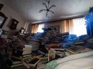 Messie Wohnung räumen Niederösterreich: Zimmer bis zur Decke mit gestapelten Büchern gefüllt